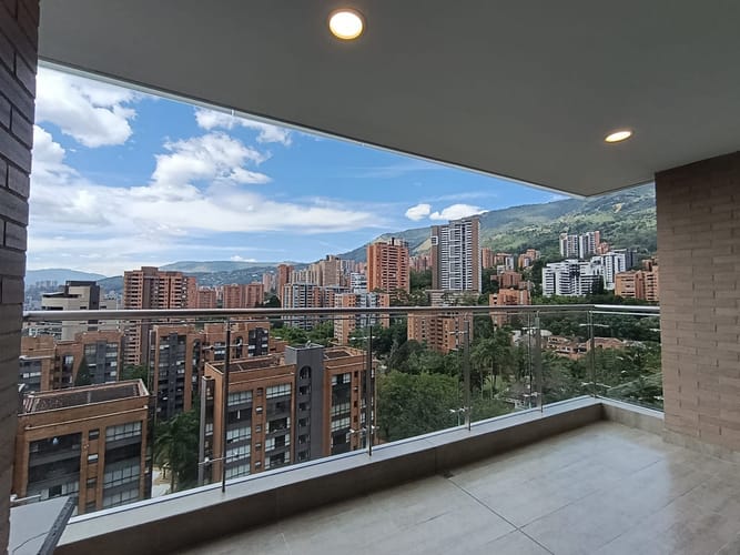 Apartamento de 2 alcobas en arriendo en El Poblado, Medellín, 106 m² · foto 2 de 15