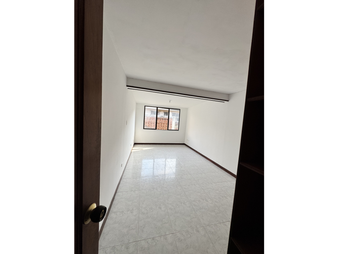 Casa de 5 alcobas en venta en Santa Anita, Cali, 250 m² · foto 3 de 22