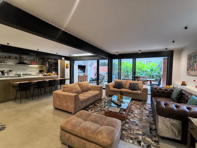 Casa de 6 alcobas en arriendo en Las Lomas, Medellín, 300 m² · foto 2 de 20