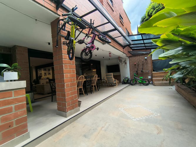 Casa de 6 alcobas en arriendo en Las Lomas, Medellín, 300 m² · foto 9 de 20