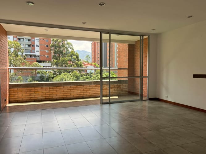 Apartamento de 2 alcobas en arriendo en Loma Benedictinos, Envigado, 76 m² · foto 2 de 14