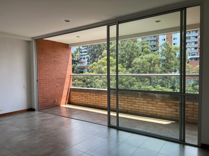 Apartamento de 2 alcobas en arriendo en Loma Benedictinos, Envigado, 76 m² · foto 4 de 14