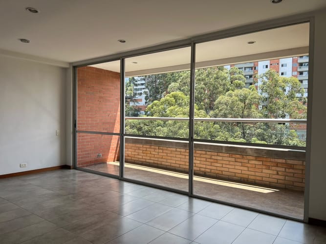 Apartamento de 2 alcobas en arriendo en Loma Benedictinos, Envigado, 76 m² · foto 3 de 14