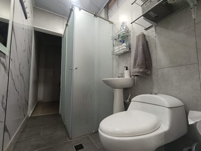 Casa de 6 alcobas en arriendo en Boston, Medellín, 250 m² · foto 10 de 20