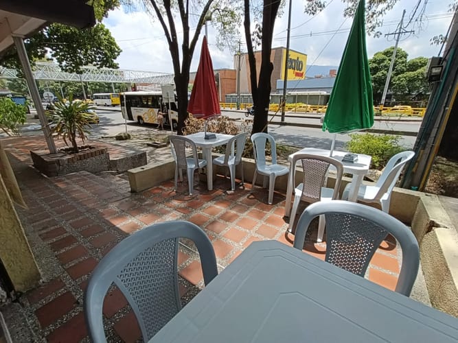 Local en arriendo en La Castellana, Medellín, 17 m² · foto 2 de 10