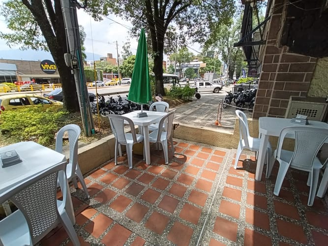 Local en arriendo en La Castellana, Medellín, 17 m² · foto 8 de 10
