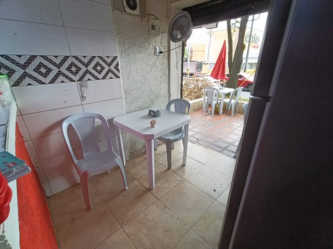 Local en arriendo en La Castellana, Medellín, 17 m² · foto 9 de 10