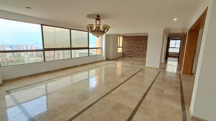 Apartamento de 3 alcobas en arriendo en Los Balsos, Medellín, 224 m² · foto 3 de 21