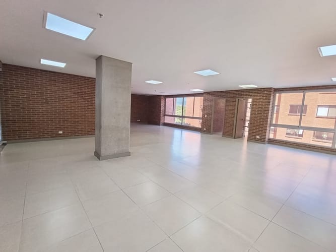 Oficina en arriendo en El Poblado, Medellín, 136 m² · foto 2 de 15