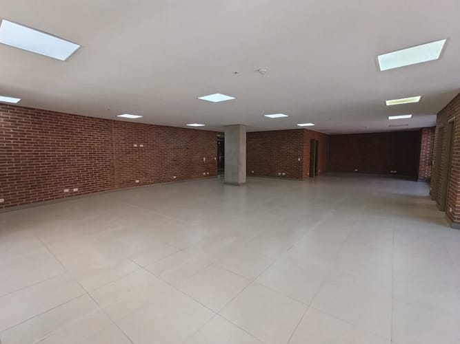 Oficina en arriendo en El Poblado, Medellín, 136 m² · foto 3 de 15