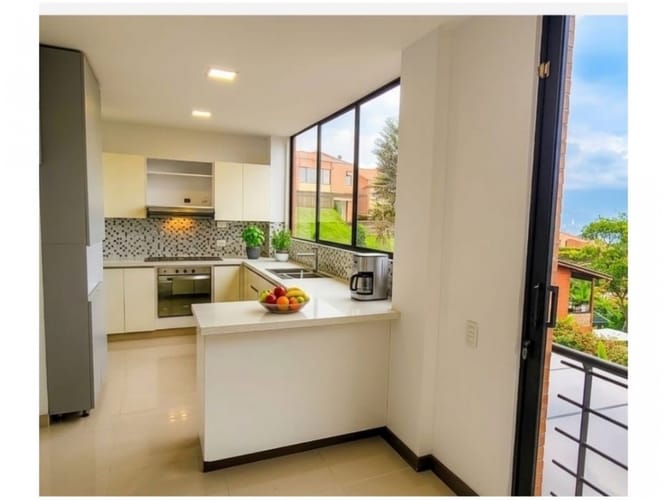 Casa de 3 alcobas en venta en El Tesoro, Medellín, 280 m² · foto 3 de 24