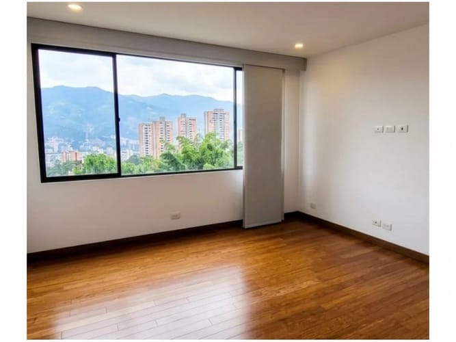 Casa de 3 alcobas en venta en El Tesoro, Medellín, 280 m² · foto 4 de 24