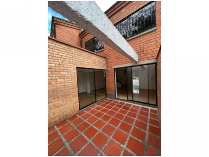 Casa de 4 alcobas en venta en Montessori, Envigado, 204 m² · foto 6 de 23