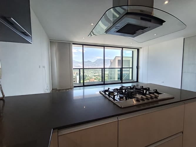 Apartamento de 1 alcoba en arriendo en El Castillo, Medellín, 77 m² · foto 2 de 20