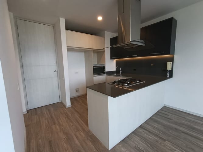 Apartamento de 1 alcoba en arriendo en El Castillo, Medellín, 77 m² · foto 3 de 20