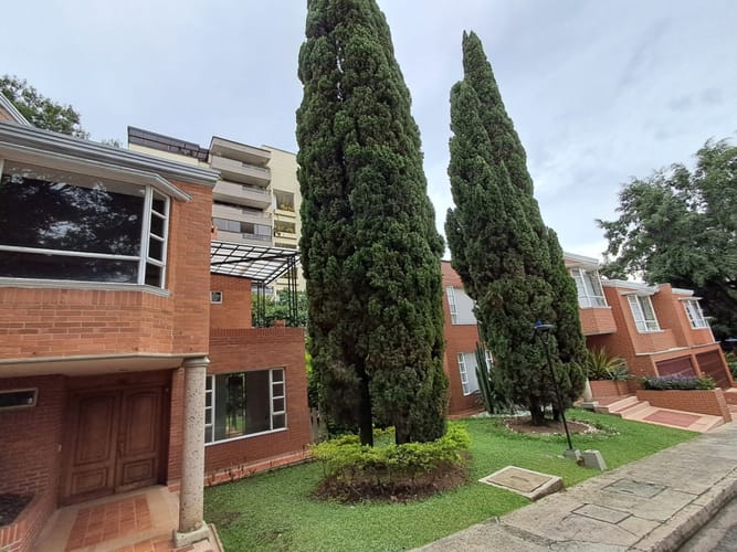 Casa de 4 alcobas en arriendo en Las Lomas, Medellín, 300 m² · foto 2 de 24