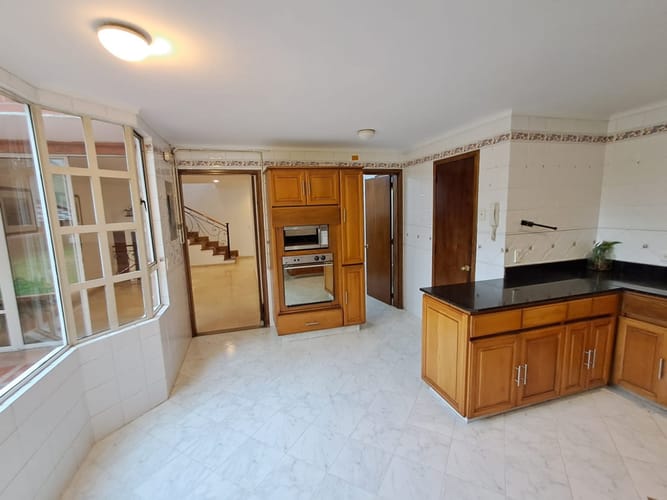 Casa de 4 alcobas en arriendo en Las Lomas, Medellín, 300 m² · foto 9 de 24