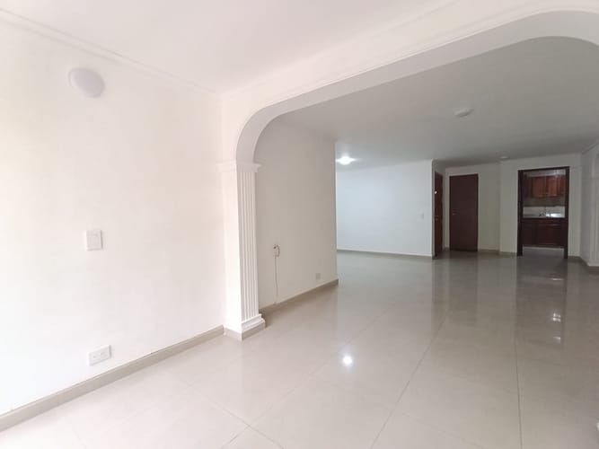 Apartamento de 2 alcobas en arriendo en El Poblado, Medellín, 113 m² · foto 3 de 12