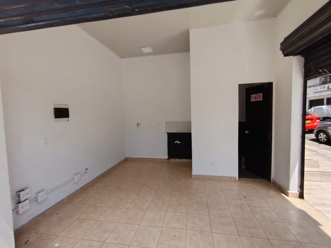 Local en arriendo en La Castellana, Medellín, 18 m² · foto 3 de 9