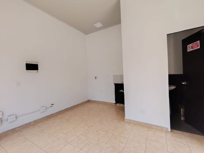 Local en arriendo en La Castellana, Medellín, 18 m² · foto 5 de 9