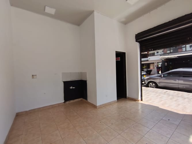 Local en arriendo en La Castellana, Medellín, 18 m² · foto 6 de 9