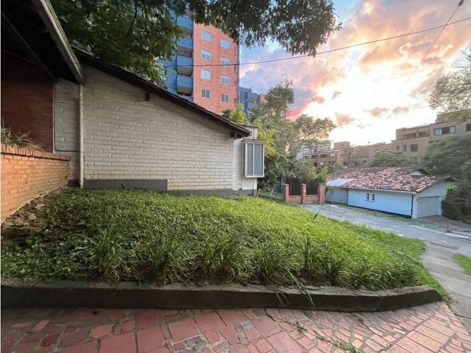 Casa de 5 alcobas en arriendo en San Lucas, Medellín, 590 m² · foto 3 de 24