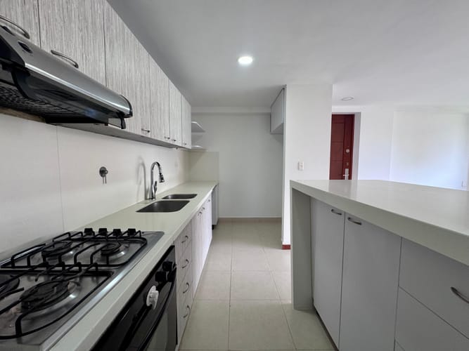Apartamento de 2 alcobas en arriendo en El Poblado, Envigado, 80 m² · foto 2 de 16