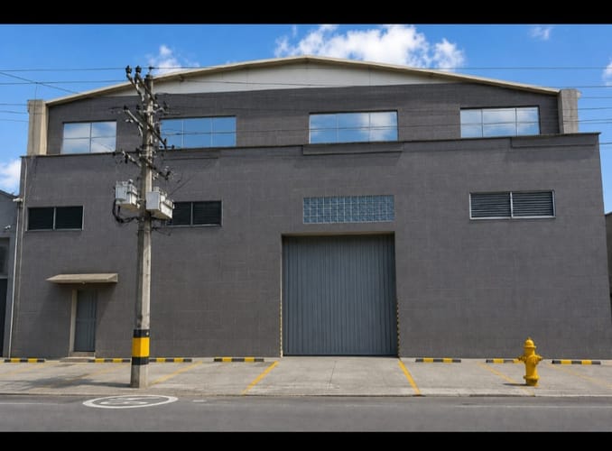 Bodega en arriendo en Suramérica, Itagüí, 2039 m² · foto 10 de 10