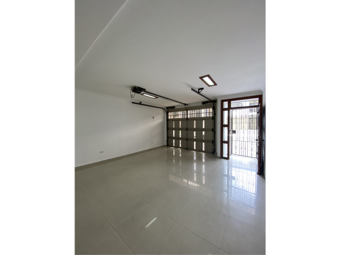 Casa de 5 alcobas en venta en El Ingenio, Cali, 221 m² · foto 3 de 24