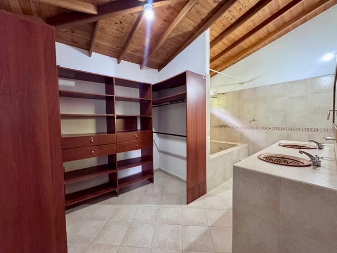 Casa de 4 alcobas en arriendo en Camino Verde, Envigado, 220 m² · foto 16 de 20