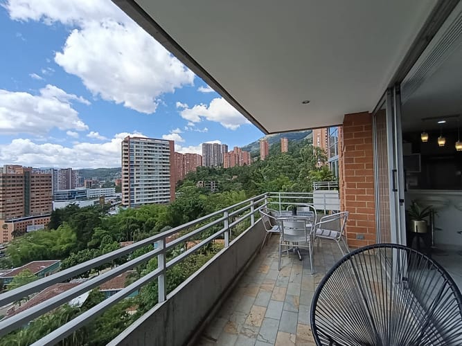 Apartamento de 2 alcobas en arriendo en El Poblado, Medellín, 117 m² · foto 2 de 15