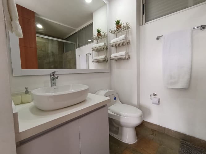 Apartamento de 2 alcobas en arriendo en El Poblado, Medellín, 117 m² · foto 14 de 15