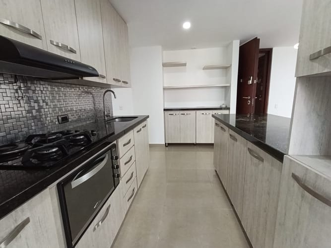 Apartamento de 3 alcobas en arriendo en Loma Del Escobero, Envigado, 116 m² · foto 3 de 15