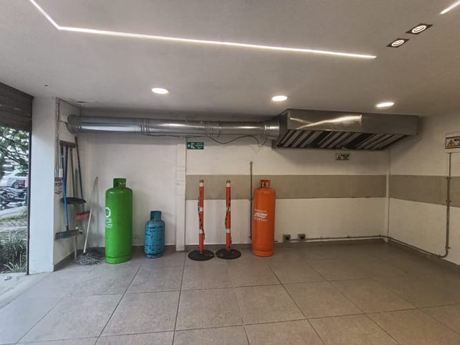 Local en arriendo en El Poblado, Medellín, 28 m² · foto 2 de 13