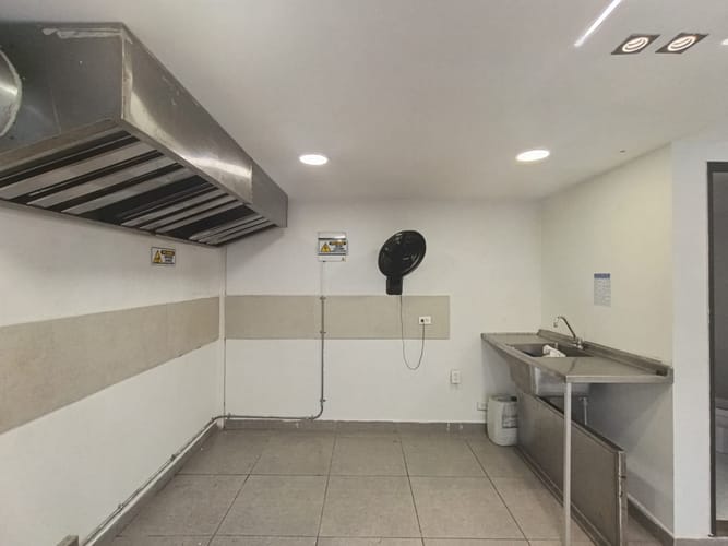 Local en arriendo en El Poblado, Medellín, 28 m² · foto 4 de 13