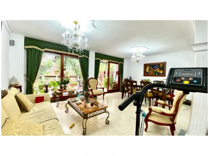 Casa de 5 alcobas en venta en Loma Del Escobero, Envigado, 234 m² · foto 2 de 24