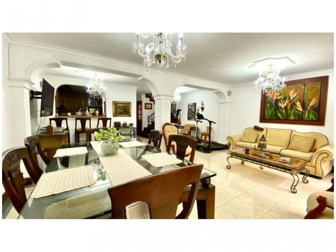 Casa de 5 alcobas en venta en Loma Del Escobero, Envigado, 234 m² · foto 3 de 24