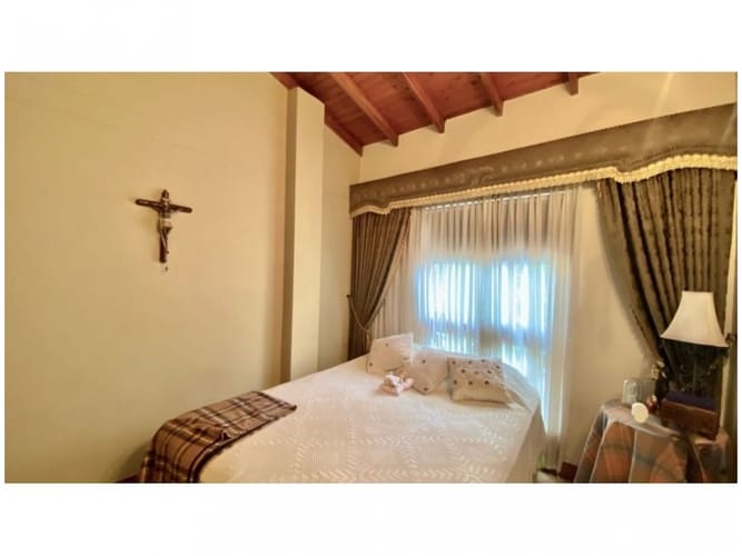 Casa de 5 alcobas en venta en Loma Del Escobero, Envigado, 234 m² · foto 16 de 24