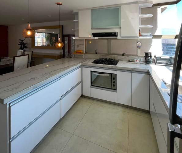 Apartamento de 2 alcobas en arriendo en El Poblado, Medellín, 130 m² · foto 3 de 9