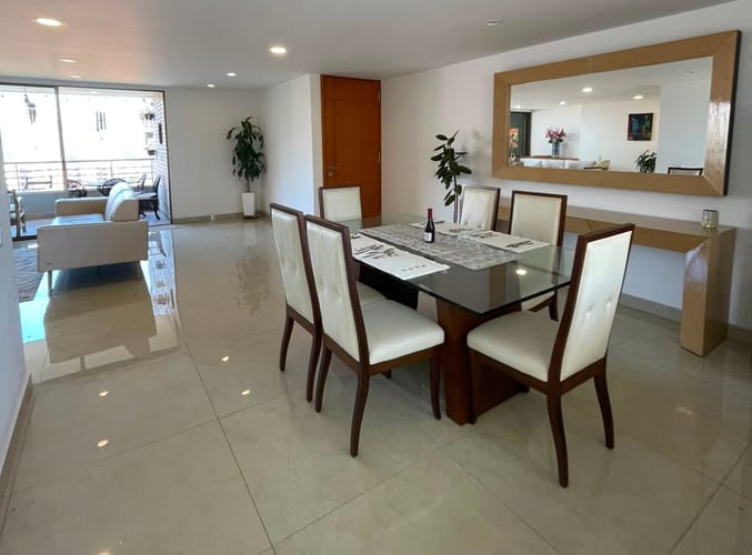 Apartamento de 2 alcobas en arriendo en El Poblado, Medellín, 130 m² · foto 4 de 9