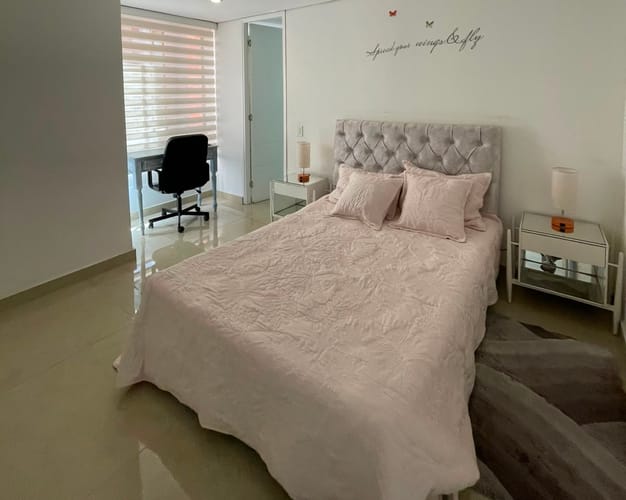 Apartamento de 2 alcobas en arriendo en El Poblado, Medellín, 130 m² · foto 5 de 9