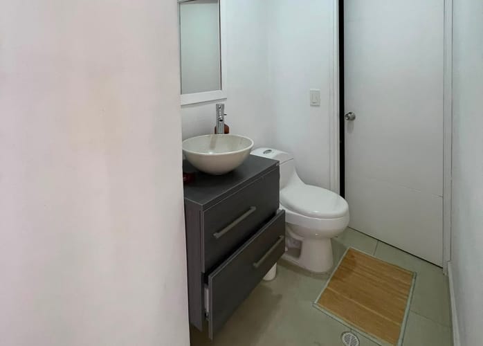 Apartamento de 2 alcobas en arriendo en El Poblado, Medellín, 130 m² · foto 6 de 9