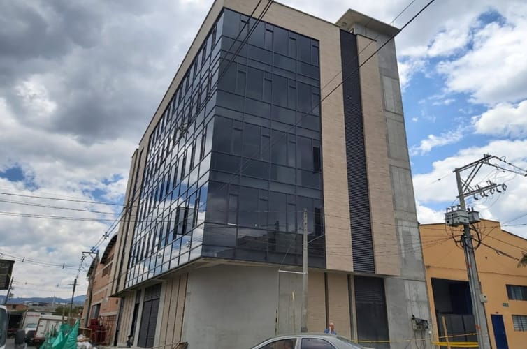 Bodega en arriendo en Zona Industrial No. 1, Itagüí, 2400 m² · foto 2 de 12