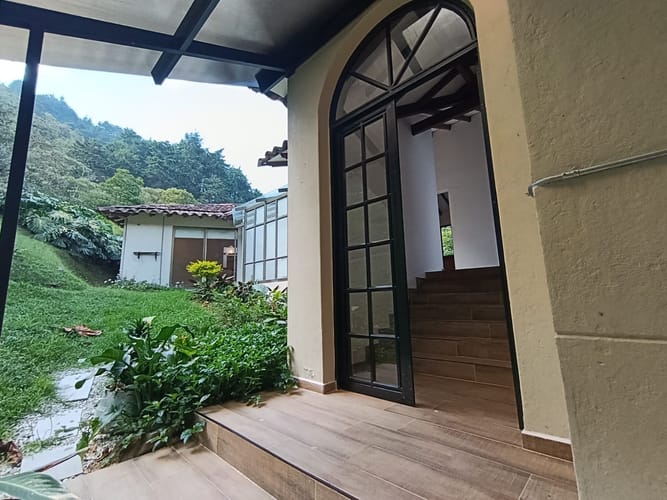 Casa de 4 alcobas en arriendo en Loma Del Escobero, Envigado · foto 3 de 20