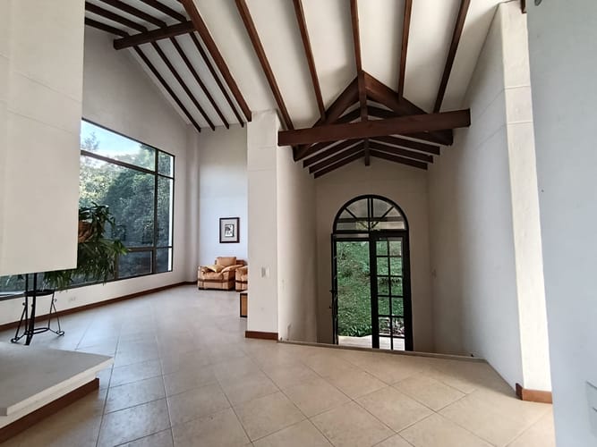 Casa de 4 alcobas en arriendo en Loma Del Escobero, Envigado · foto 4 de 20