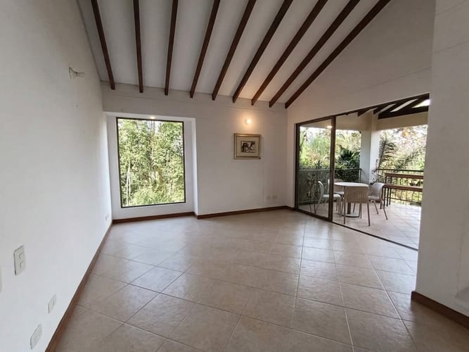 Casa de 4 alcobas en arriendo en Loma Del Escobero, Envigado · foto 6 de 20