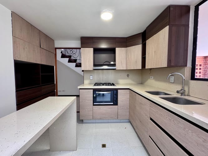Casa de 4 alcobas en arriendo en Loma Del Escobero, Envigado, 189 m² · foto 2 de 20