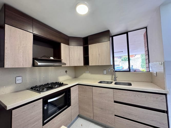 Casa de 4 alcobas en arriendo en Loma Del Escobero, Envigado, 189 m² · foto 3 de 20