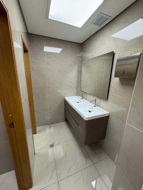 Oficina en arriendo en El Poblado, Medellín, 273 m² · foto 8 de 13