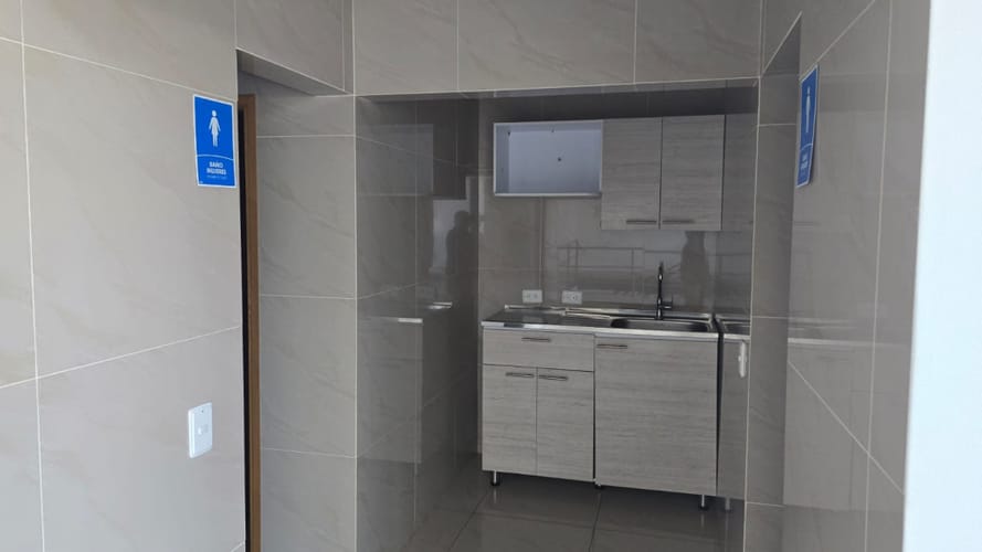 Oficina en arriendo en El Poblado, Medellín, 273 m² · foto 10 de 13